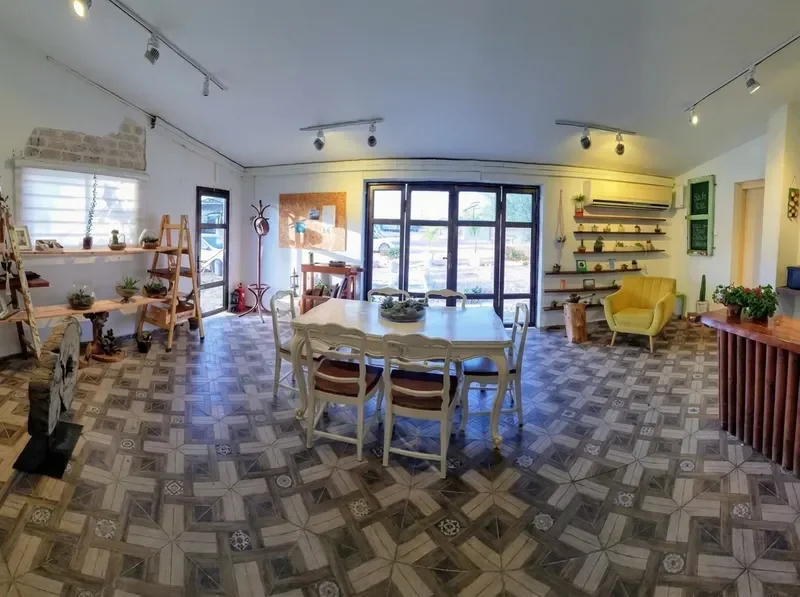 חלל אירוח אינטימי בבית אריזה משוחזר עם קירות אבן וקורות עץ